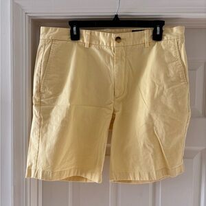 Vineyard Vine Men's Yellow Shorts